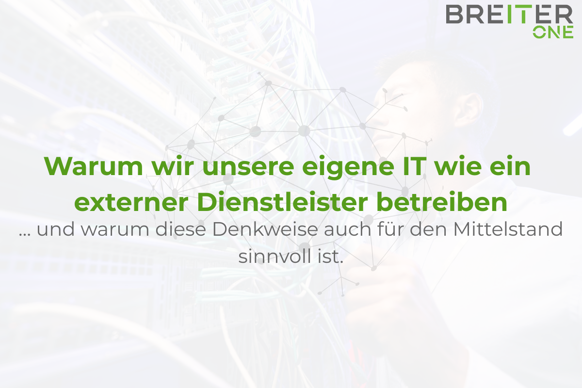 IT-Techniker arbeitet an einem strukturierten Serverrack – symbolisch für einen professionell organisierten IT-Betrieb, wie ihn BreiterONE auch im eigenen Unternehmen umsetzt.